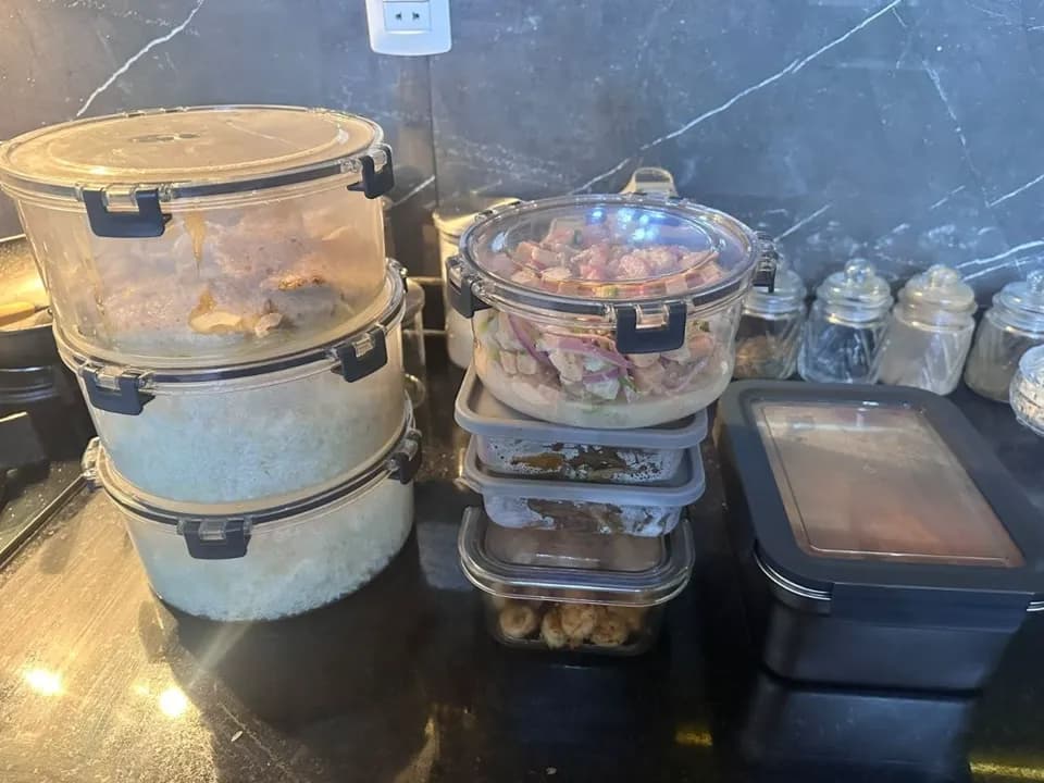 Comidas preparadas em potes herméticos